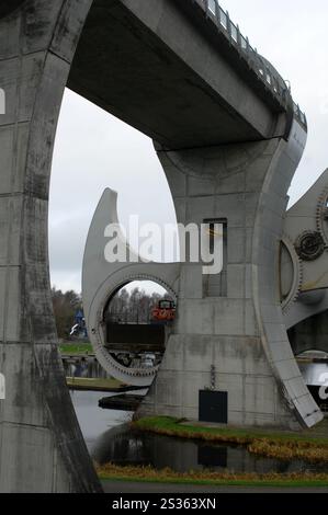 La roue de Falkirk tournant pour déplacer le bateau du canal au sommet du canal, Falkirk, Écosse, Royaume-Uni. Banque D'Images