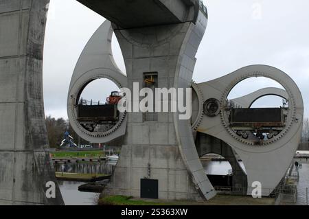 La roue de Falkirk tournant pour déplacer le bateau du canal au sommet du canal, Falkirk, Écosse, Royaume-Uni. Banque D'Images