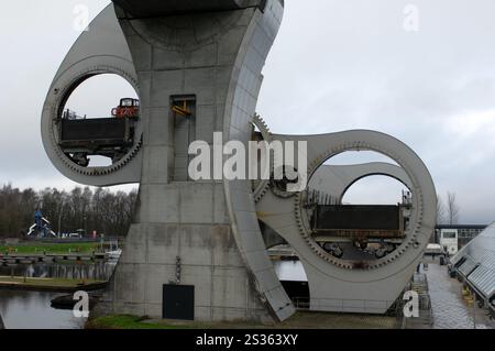 La roue de Falkirk tournant pour déplacer le bateau du canal au sommet du canal, Falkirk, Écosse, Royaume-Uni. Banque D'Images
