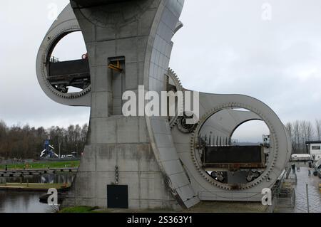 La roue de Falkirk tournant pour déplacer le bateau du canal au sommet du canal, Falkirk, Écosse, Royaume-Uni. Banque D'Images