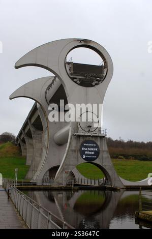 La roue de Falkirk tournant pour déplacer le bateau du canal au sommet du canal, Falkirk, Écosse, Royaume-Uni. Banque D'Images