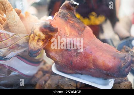 Gros plan sur la tête d'un cochon rôti, un plat traditionnel, présenté au cours d'une journée d'hispanicité, mettant en valeur le patrimoine culinaire culturel Banque D'Images