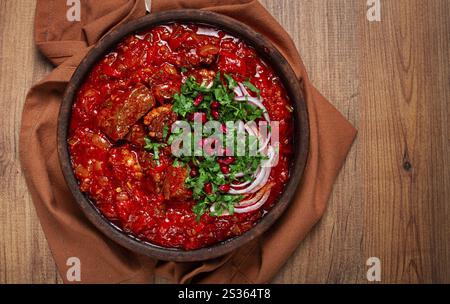 Chashushuli, un plat traditionnel géorgien, épicé, ragoût de viande avec des tomates et des épices, fait maison, pas de gens Banque D'Images