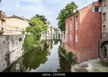 Canal dans le centre historique de la ville, Mantoue, Italie, Europe Banque D'Images