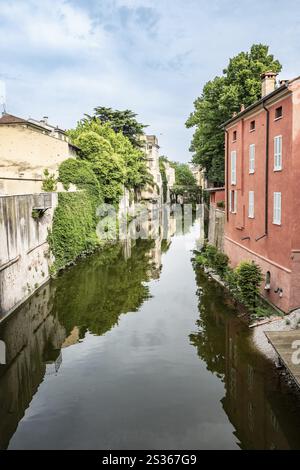 Canal dans le centre historique de la ville, Mantoue, Italie, Europe Banque D'Images