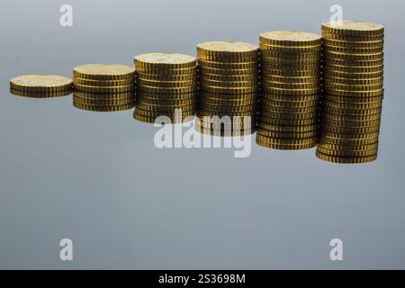 Pièces empilées, rangée ascendante, photo symbolique pour la planification financière, l'augmentation des rendements et de bons taux d'intérêt Banque D'Images