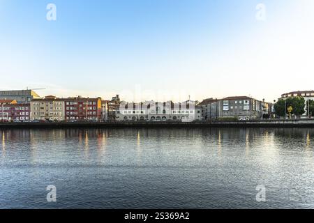 Belle vue de paysage par Burgo Bridge sur la rivière Lerez à Pontevedra, Galice, Espagne, Europe Banque D'Images