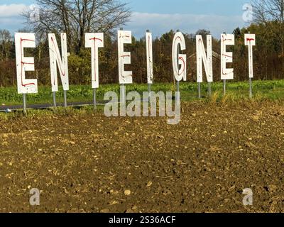 Un agriculteur a mis le mot exproprié dans son champ. Autriche Banque D'Images