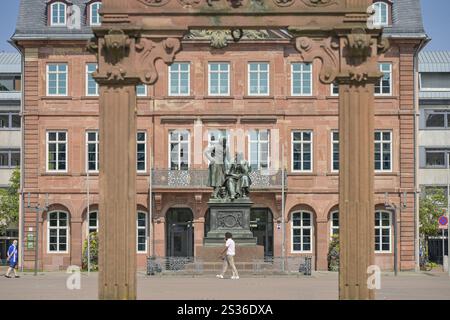 Brothers Grimm National Monument, Hôtel de ville de Neustadt, en face fontaine du marché Rabeneck Fontaine, marché de Neustadt, Hanau, Hesse, Allemagne, Europe Banque D'Images