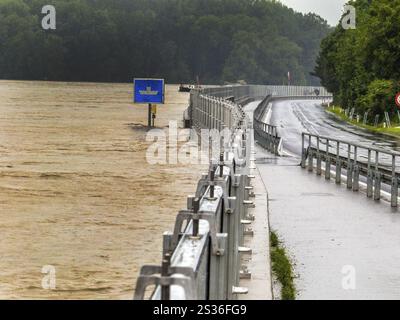 Flood 2013, Mauthausen, Autriche. Barrage mobile de protection contre les inondations. Autriche Banque D'Images