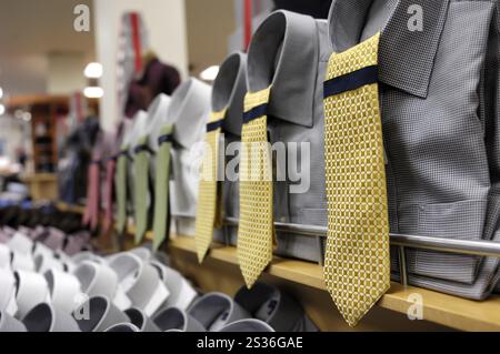 Rangée de chemises pour hommes avec cravates de cou dans un magasin Banque D'Images
