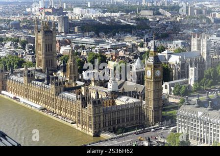 Palais de Westminster ou chambres du Parlement, avec la Tour Victoria, sur la Tamise dans la lumière du matin, Londres, région de Londres, vue des maisons Banque D'Images
