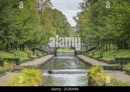 Pont, grand canal dans le parc du château, Ludwigslust, Mecklembourg-Poméranie occidentale, Allemagne, Europe Banque D'Images