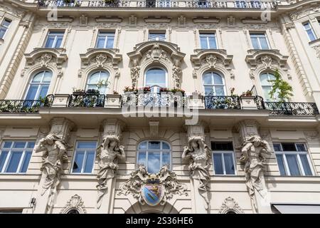 Autriche, Vienne. Il y a plusieurs beaux bâtiments art nouveau au Naschmarkt. Autriche, Europe Banque D'Images