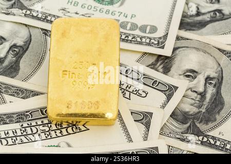 Lingots d'or sur billets de dollar, photo symbolique pour les réserves d'or, taux de change, investissement en capital, sécurité Autriche Banque D'Images