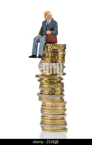 Pensionné assis sur une pile d'argent, photo symbolique pour l'assurance vieillesse et l'assurance vieillesse Autriche Banque D'Images
