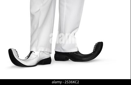 Personne portant une paire noire drôle de chaussures blanches avec des orteils recourbés silhouette isolée sur fond blanc avec chemin de clipping et copyspace Banque D'Images