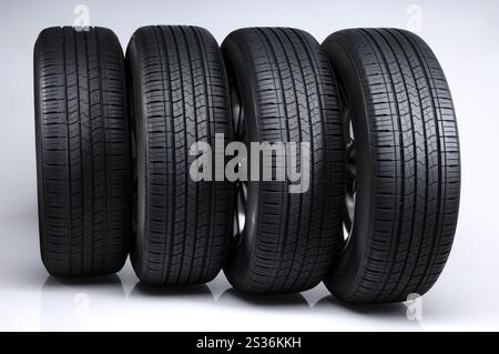 Ensemble de pneus toutes-saisons isolé sur fond gris Banque D'Images