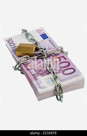 Billets en euros avec chaîne et cadenas photo symbolique pour la sécurité et l'inflation. Autriche Banque D'Images