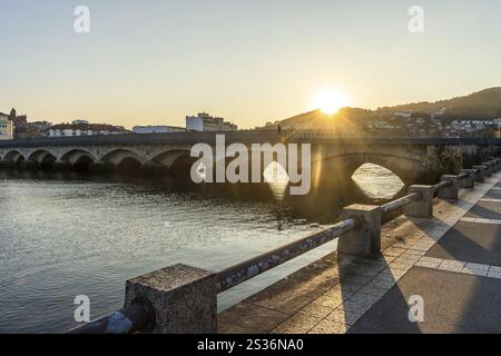 Belle vue de paysage du pont Burgo sur la rivière Lerez à Pontevedra, Galice, Espagne, Europe Banque D'Images