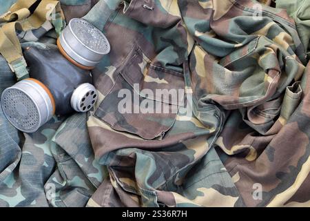 Les soldats stacker masque à gaz soviétique se trouve sur de nombreuses vestes de camouflage kaki vertes. Concept post-apocalypse survivant Banque D'Images