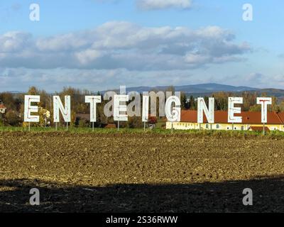 Un agriculteur a mis le mot exproprié dans son champ. Autriche Banque D'Images