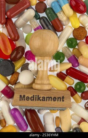 Timbre sur les comprimés colorés, symbole photo pour la pharmacothérapie et exigence de prescription Banque D'Images