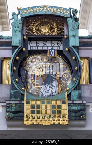 L'horloge Anker à Vienne, Autriche au Hoher Markt. Horloge Art nouveau. À midi, 12 personnages de l'histoire de Vienne passent devant l'horloge Banque D'Images