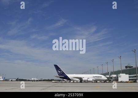 Lufthansa Airbus A380-800 à la position d'enregistrement au satellite, terminal 2, aéroport de Munich, haute-Bavière, Bavière, Allemagne, Europe Banque D'Images