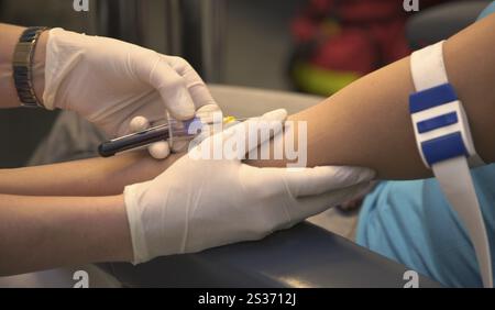 Le médecin prélève du sang d'un patient Banque D'Images