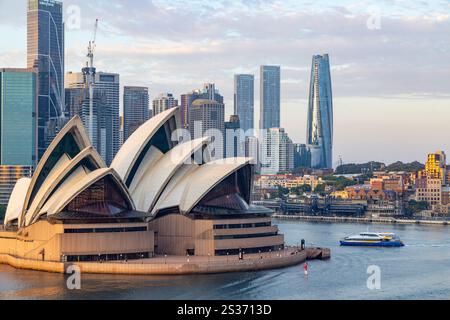 Lever du soleil sur l'Opéra de Sydney et les gratte-ciel des bureaux de Sydney autour du port de Sydney, Nouvelle-Galles du Sud, Australie, 2024 Banque D'Images