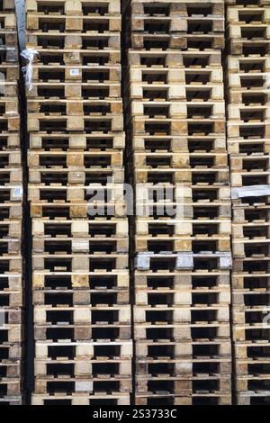 Palettes de transport empilées, photo symbolique pour Gueterverkehr und Logistik Autriche Banque D'Images