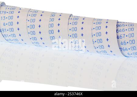 La bande de calcul d'une calculatrice de poche sur fond blanc. Symbole photo pour le contrôle, la comptabilité, les impôts et la finance Banque D'Images