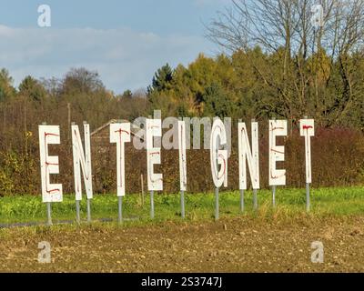 Un agriculteur a mis le mot exproprié dans son champ. Autriche Banque D'Images