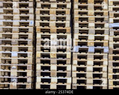 Palettes de transport empilées, photo symbolique pour Gueterverkehr und Logistik Autriche Banque D'Images