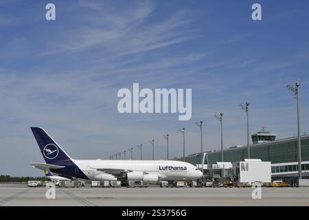 Lufthansa Airbus A380-800 à la position d'enregistrement au satellite, terminal 2, aéroport de Munich, haute-Bavière, Bavière, Allemagne, Europe Banque D'Images