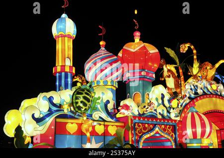 Festival des lanternes chinoises à Toronto. Magnifique illumination colorée qui brille la nuit. Ontario place, Toronto, Canada 2008. Banque D'Images