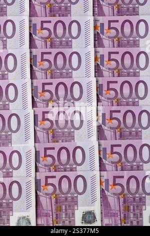 De nombreux cinq cents billets en euros couchés les uns à côté des autres. Photo symbolique pour la richesse et l'investissement Autriche Banque D'Images