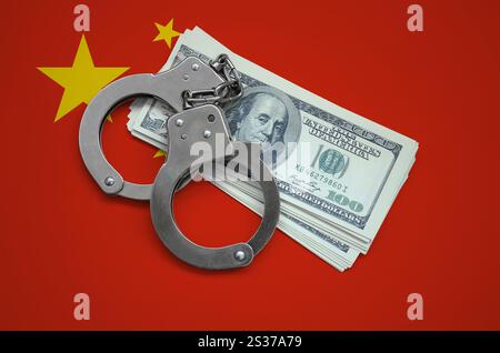 Drapeau de la Chine avec des menottes et un paquet de dollars. Service de la corruption dans le pays. Les crimes financiers. Banque D'Images