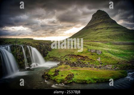 MT. Cascade de Kirkjufell sur la péninsule de Snaefellsnes Banque D'Images