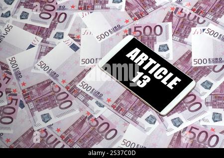 L'article 13 inscription sur l'écran du smartphone et l'introduction des billets. Directive européenne sur le droit d'auteur y compris l'article 13 est approuvé par le Parlement européen Banque D'Images