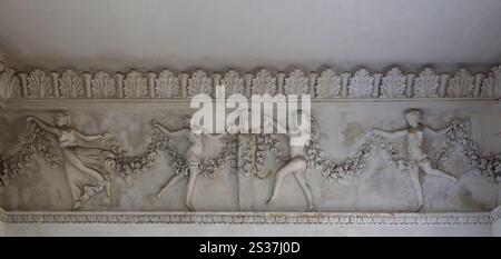 Anciens éléments médiévaux de décorations architecturales de bâtiments, moulures et motifs avec des formes en relief se rapprochent Banque D'Images