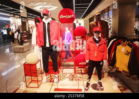 SHANGHAI, CHINE - 30 DÉCEMBRE 2024 - les clients dépensent de l'argent au magasin phare ANTA à Shanghai, Chine, 30 décembre 2024. Banque D'Images