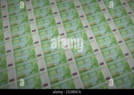 Billets de 100 euros imprimés dans un convoyeur de production d'argent illégal. Collage de nombreux faux billets. Concept de travail de masse des contrefacteurs. Billets de 100 euros imprimés Banque D'Images