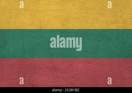 Drapeau lituanien représenté dans des couleurs de peinture vives sur le vieux mur de plâtrage en relief en gros plan. Bannière texturée sur fond brut. Drapeau lituanien représenté Banque D'Images
