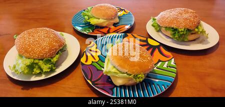 Hamburgers maison, cheeseburger et hamburger sur la table. Hamburgers maison, cheeseburger et hamburger sur la table. Banque D'Images