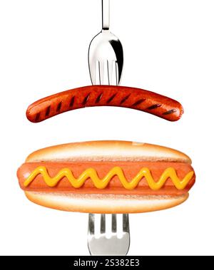 Saucisse de porc avec hot dog sur fourchette isolé sur fond blanc. Saucisse de porc avec hot dog sur la fourchette Banque D'Images