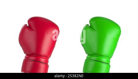 Gants de boxe rouge et vert jusqu'à isolé sur fond blanc. Gants de boxe rouge et vert vers le haut Banque D'Images
