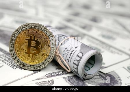 Coin Bitcoin et billets de cent dollars. Image conceptuelle pour blockchain système de paiement mondial cryptocurrency Banque D'Images