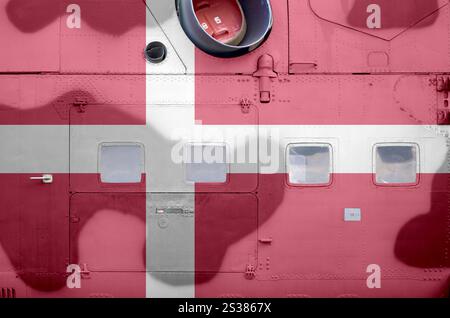 Drapeau du Danemark représenté sur la partie latérale de l'hélicoptère blindé militaire en gros plan. Contexte conceptuel des avions des forces de l'armée. Drapeau du Danemark représenté sur le côté Banque D'Images